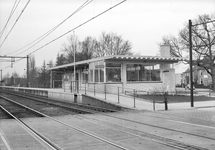 153208 Gezicht op de perronzijde van het N.S.-station De Riet te Almelo.N.B. De naam De Riet is later gewijzigd in ...